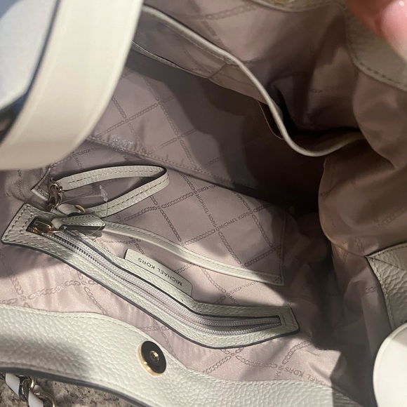 MICHAEL KORS handbag- white $75 w/ bag charm - Picture 3 of 10